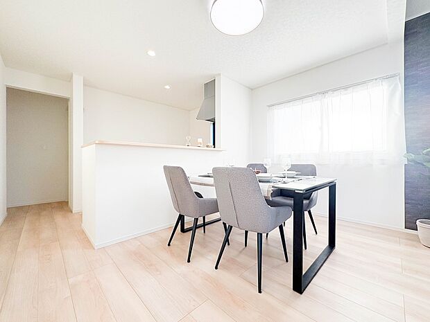 【ダイニングキッチン】会話でホッとコミュニケーションできるリビング。料理でホッとハピネスになるキッチンなど。人をホッとさせる最新設備・仕様を採用しています。