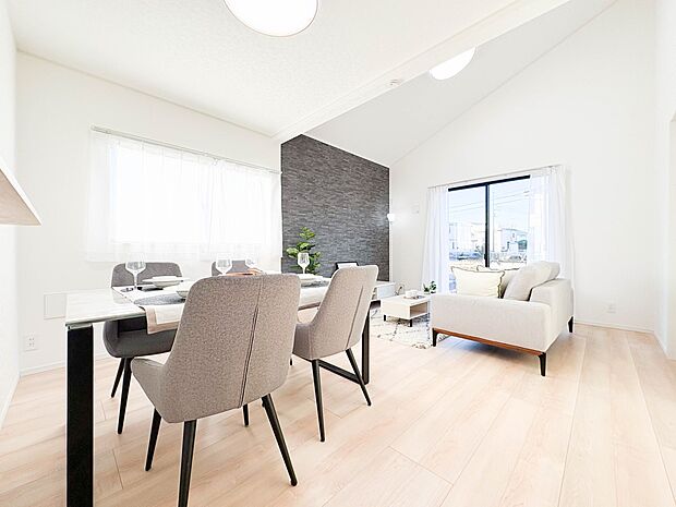 【ダイニング】忙しい朝でも家族揃って食事をしたいゆとりあるダイニングスペース。