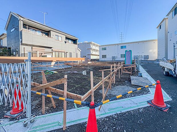 【現地】陽あたりの良さは必須条件。家族の温かさと陽光の暖かさ、楽しい毎日と明るい未来を予感させる。