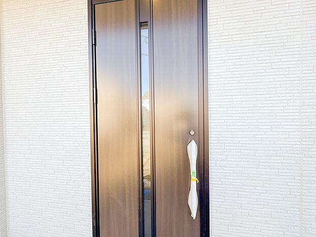 【玄関】玄関はおうちの顔と言われます。玄関アプローチは、外観デザインの印象を左右します。ご家族の個性を出しながら、素敵な玄関でお客様をお迎えしてください。