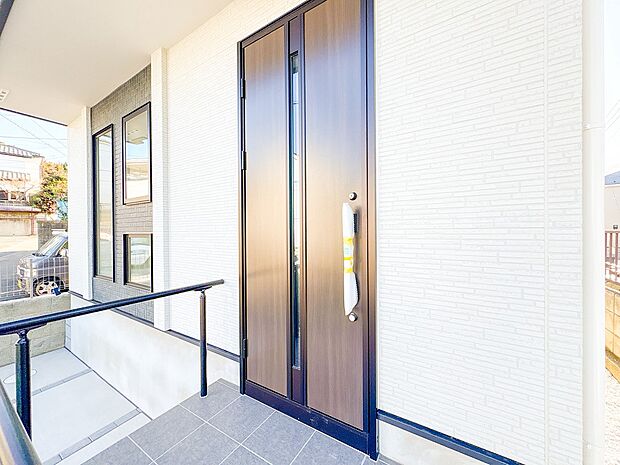 【玄関】玄関はおうちの顔と言われます。玄関アプローチは、外観デザインの印象を左右します。ご家族の個性を出しながら、素敵な玄関でお客様をお迎えしてください。