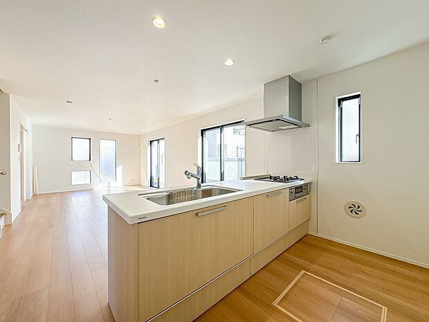 【LDK20.45帖】ナチュラルな自然光の中での調理。お洒落な食器類を余裕で収納できるスペース。動きやすい女性目線のキッチン動線。これからはお料理をつくる時間が劇的に変わります。