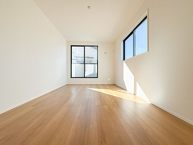 【子供部屋7.67帖】お子様のお部屋にぴったりなクロークを備えたフローリング仕様の洋室です。