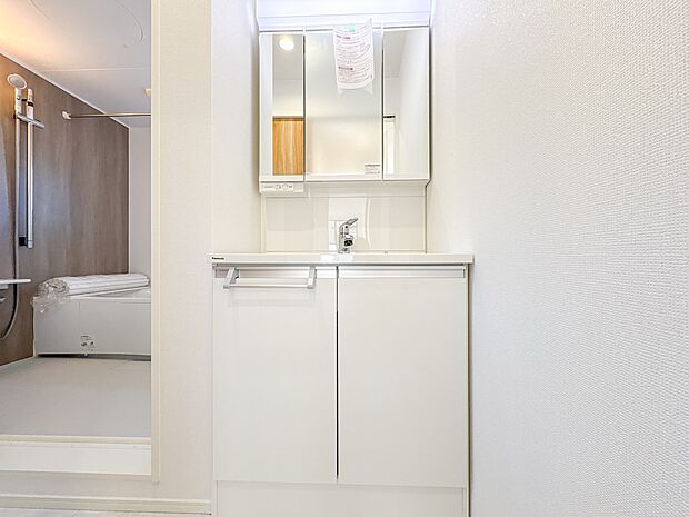 【洗面台】 十分な大きさの洗面台は、身だしなみチェックや歯磨きなど、朝の慌ただしい時間でもホテルライクなスペースで余裕とゆとりを感じて頂けます。