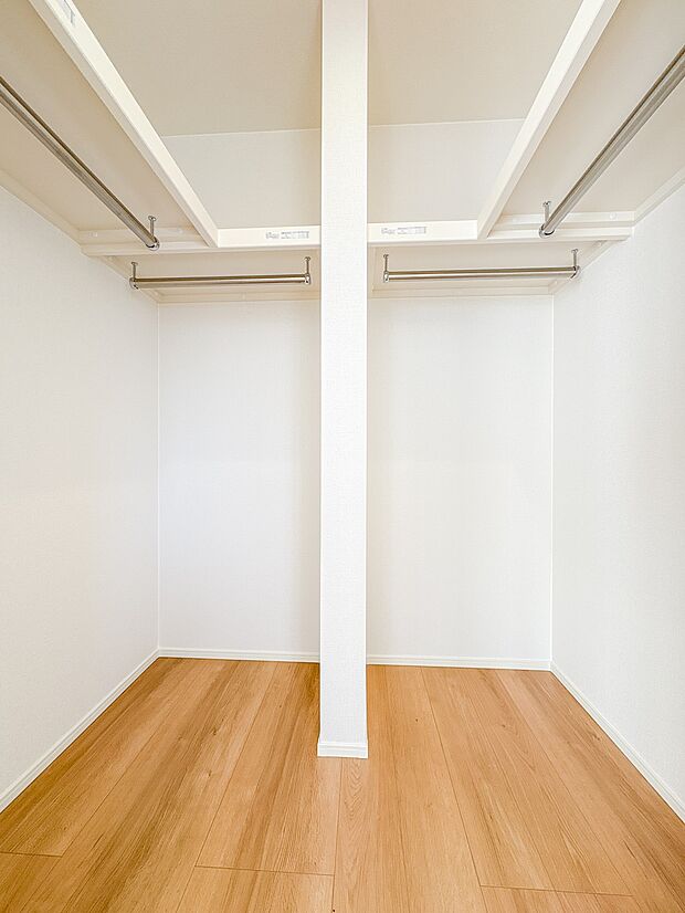 【WIC(ウォークインクローゼット)】 たくさんの洋服をかけてもシワになりにくいウォークインクローゼット。洋服以外にも、普段使わない家電やスーツケース、ストック品など何でも片付く嬉しい空間…