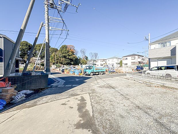 【前面道路、私道約3m】車の通行が少ないので、静かな住環境を維持することができます。