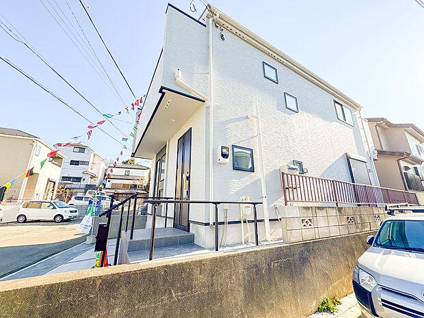 【外観】堂々たる趣ながら、主張し過ぎずどこか余裕を感じさせるシャープなフォルムで佇む邸宅は、晴天の空と照らし合わせる事で、本来あるべき完成形の姿を見せてくれます。