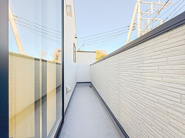 【バルコニー】 バルコニーから差し込む陽光・通風は、住環境・快適性と共に有り続ける貴重な「財産」です。