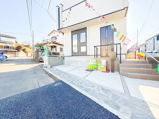 【駐車場】毎日の生活にマイカーが必須という方は、購入を検討する際、駐車場があることは大事な条件です。毎日の通勤や家族の送迎、買い物やお出かけなどクルマのある暮らしを満喫したい方は要チェック。…