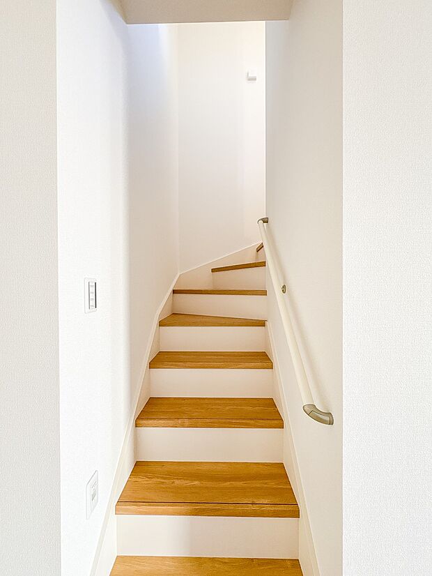 【手すり付階段】手すりがないと階段の昇り降りで危険なことはもちろん、壁に手をつきながら歩くことで壁紙が汚れやすくなります。すべての方に快適に昇り降りしていただくため、手すりを設置しました。