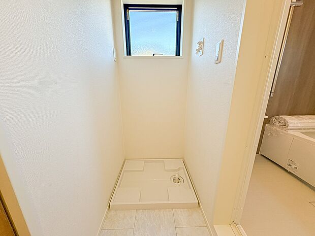 【ランドリースペース】毎日使う洗濯機。しっかりと奥行きのある置き場が確保されています。