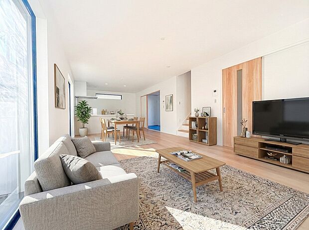 【LDK20.45帖】シンプルなデザインの家は風情がある。住む人のこだわりを感じる。外観も内装もいたってシンプル。居心地がよく、家事や趣味、子育てなどにも集中できる。家も人間も熟成するほどシ…