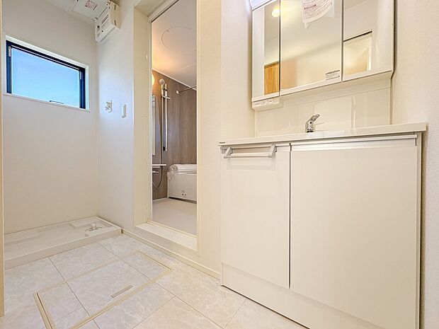 【脱衣所】洗面所は小さなプライベートスペース。歯磨き、洗顔と毎日施す個人空間。