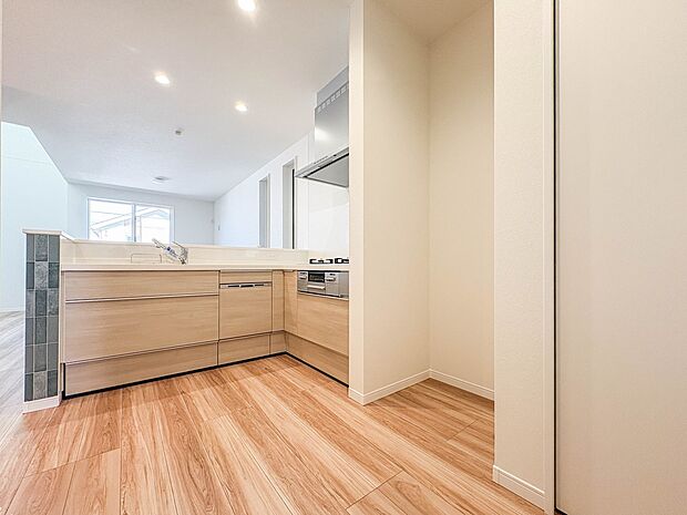 【キッチン】ナチュラルな自然光の中での調理。会話が弾む対面型キッチン。お洒落な食器類を余裕で収納できるスペース。動きやすい女性目線のキッチン動線。これからはお料理をつくる時間が劇的に変わりま…