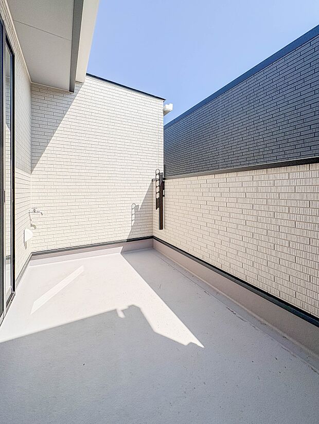 【バルコニー】 バルコニーから差し込む陽光・通風は、住環境・快適性と共に有り続ける貴重な「財産」です。