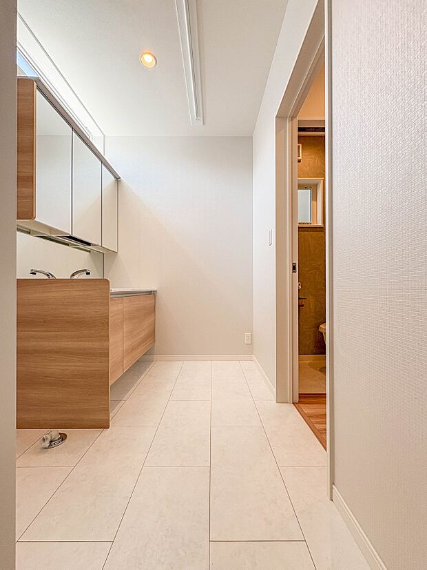 【脱衣所】洗面所は小さなプライベートスペース。歯磨き、洗顔と毎日施す個人空間。