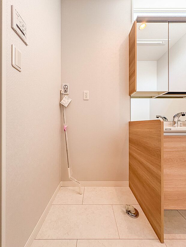 【ランドリースペース】毎日使う洗濯機。しっかりと奥行きのある置き場が確保されています。