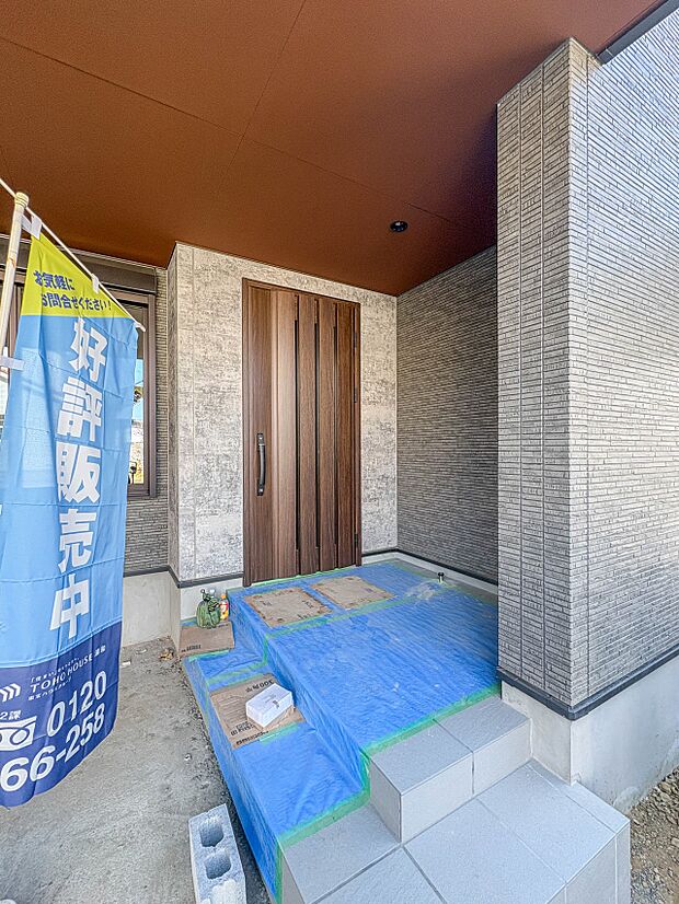 【玄関】家の顔となる玄関は、高いデザイン性が求められます。高級感と断熱性、防犯性に優れた玄関ドアを標準装備。ピッキング対策のセキュリティサムターン等、防犯に考慮しました。