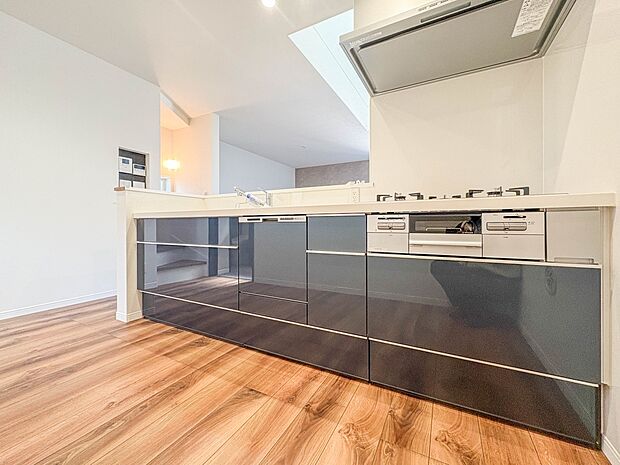 【キッチン】ナチュラルな自然光の中での調理。会話が弾む対面型キッチン。お洒落な食器類を余裕で収納できるスペース。動きやすい女性目線のキッチン動線。これからはお料理をつくる時間が劇的に変わりま…