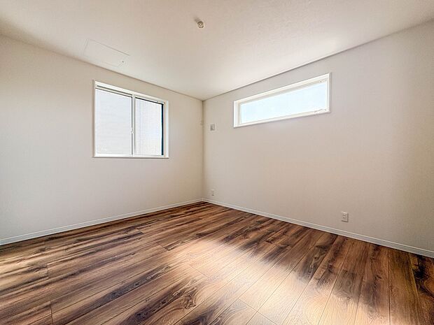 【寝室7帖】シンプルな内装はおしゃれのポイントです。シンプルは華美より飽きがこないからです。色や模様でおしゃれ感をだす。それがシンプルイズビューティーです。