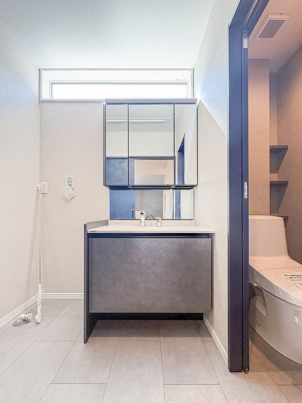 【洗面台】 十分な大きさの洗面台は、身だしなみチェックや歯磨きなど、朝の慌ただしい時間でもホテルライクなスペースで余裕とゆとりを感じて頂けます。