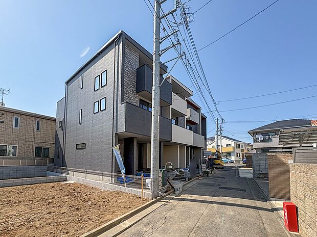 【現地】陽あたりの良さは必須条件。家族の温かさと陽光の暖かさ、楽しい毎日と明るい未来を予感させる。