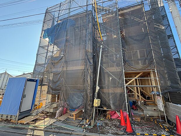 【現地】洗練されたデザインと優雅なファサードが、特別な佇まいを演出します。