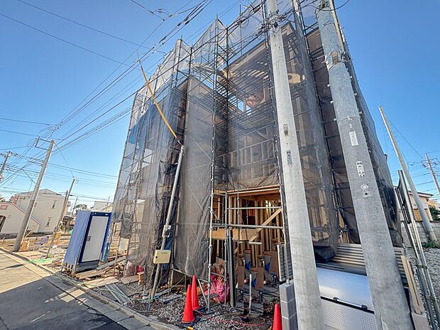【現地】車通りの少ない閑静な住宅街に位置しております。良好な環境で、子育てへの安心感と親子の楽しみが倍増。