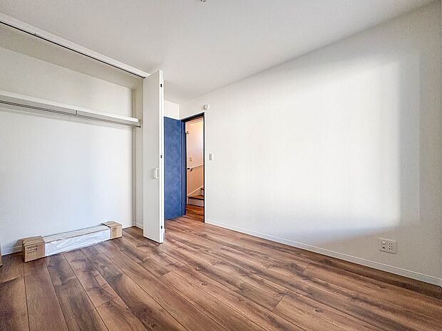 【洋室5.25帖】シンプルにデザインされた室内。家具やレイアウトでお好みの空間に。