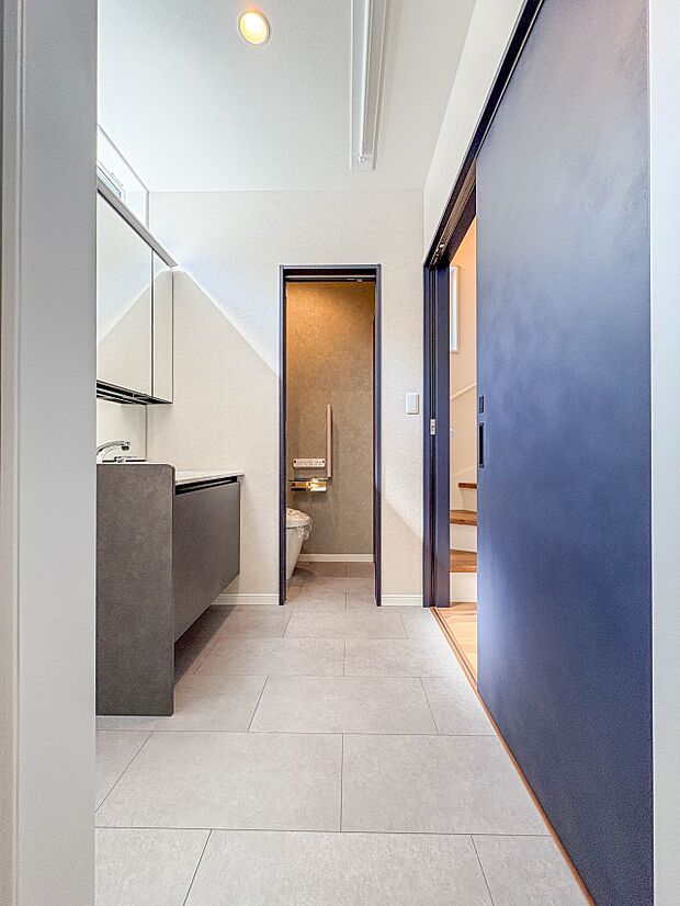 【脱衣所】洗面所は小さなプライベートスペース。歯磨き、洗顔と毎日施す個人空間。