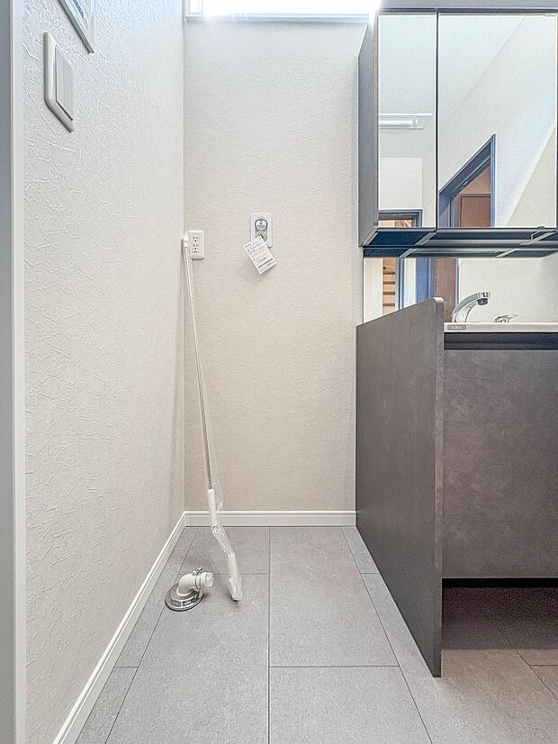 【ランドリースペース】毎日使う洗濯機。しっかりと奥行きのある置き場が確保されています。