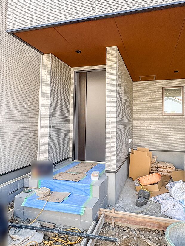 【玄関】玄関はおうちの顔と言われます。玄関アプローチは、外観デザインの印象を左右します。ご家族の個性を出しながら、素敵な玄関でお客様をお迎えしてください。