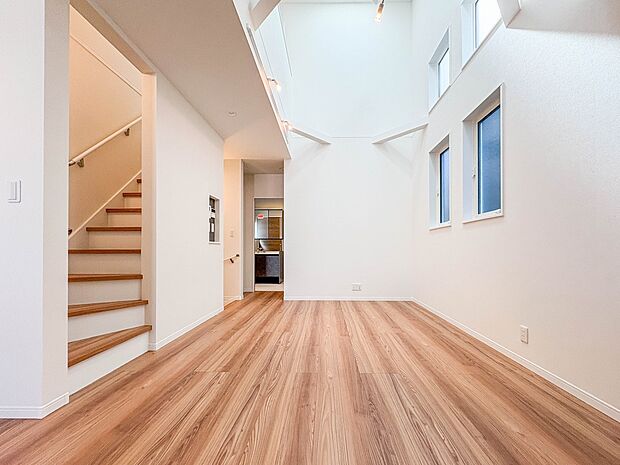 【LDK16.25帖】うららかな陽射しがどのお部屋にも降り注ぎますように、快適さを追求した間取設計。得難い立地環境での生活を恵みの豊かな永住の地へと変えてくれます。