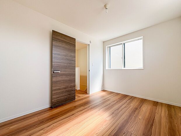 【子供部屋5.62帖】お子様のお部屋にぴったりなクロークを備えたフローリング仕様の洋室です。