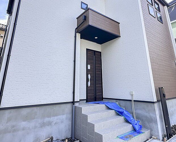 【玄関】家の顔となる玄関は、高いデザイン性が求められます。高級感と断熱性、防犯性に優れた玄関ドアを標準装備。ピッキング対策のセキュリティサムターン等、防犯に考慮しました。