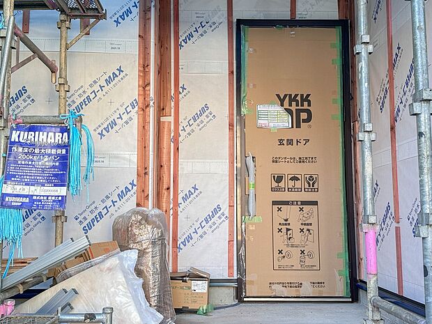 【玄関】家の顔となる玄関は、高いデザイン性が求められます。高級感と断熱性、防犯性に優れた玄関ドアを標準装備。ピッキング対策のセキュリティサムターン等、防犯に考慮しました。