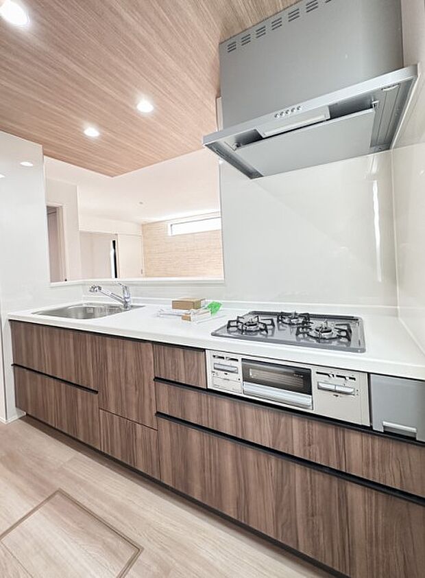 【キッチン】ナチュラルな自然光の中での調理。会話が弾む対面型キッチン。お洒落な食器類を余裕で収納できるスペース。動きやすい女性目線のキッチン動線。これからはお料理をつくる時間が劇的に変わりま…