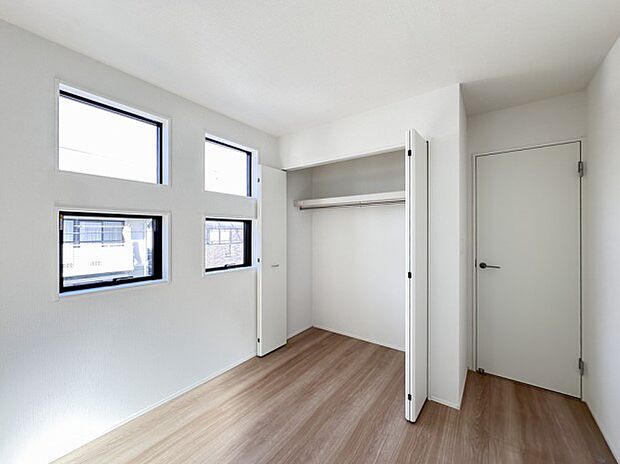 【子供部屋】お子様のお部屋にぴったりなクロークを備えたフローリング仕様の洋室です。