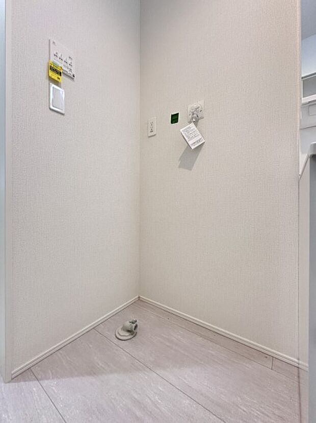 【ランドリースペース】毎日使う洗濯機。しっかりと奥行きのある置き場が確保されています。