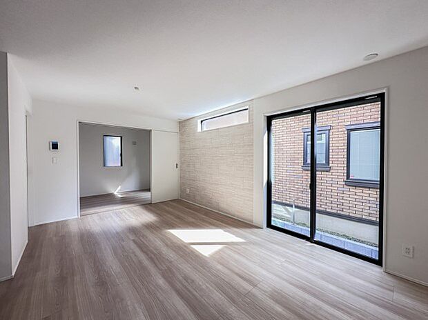 【リビングダイニング】シンプルなデザインの家は風情がある。住む人のこだわりを感じる。外観も内装もいたってシンプル。居心地がよく、家事や趣味、子育てなどにも集中できる。家も人間も熟成するほどシ…