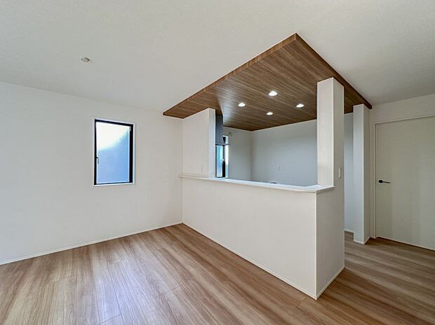 【ダイニング】忙しい朝でも家族揃って食事をしたいゆとりあるダイニングスペース。