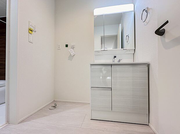 【脱衣所】洗面所は小さなプライベートスペース。歯磨き、洗顔と毎日施す個人空間。