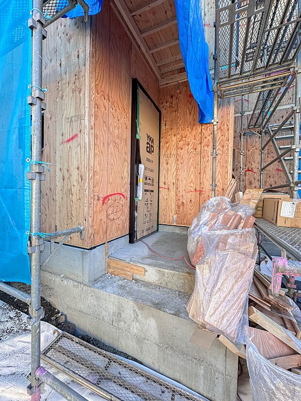 【玄関】家の顔となる玄関は、高いデザイン性が求められます。高級感と断熱性、防犯性に優れた玄関ドアを標準装備。ピッキング対策のセキュリティサムターン等、防犯に考慮しました。