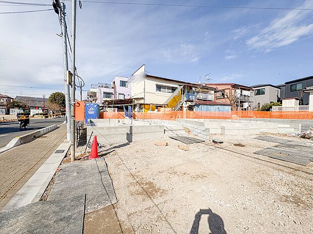 1号棟【Frontal road-前面道路-9.6ｍ】  静かな通りに面した本物件は、落ち着いて暮らすことができます。  閑静な住宅街で比較的車の通りも少ないのでお子様も安心です。