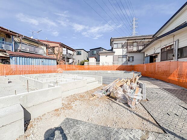 3号棟【前面道路】家の前をまっすぐの通りが走っている。クルマは少なく、人々は毎朝、ウォーキング、ジョギング、犬の散歩など、フリーな朝時間を過ごしている。