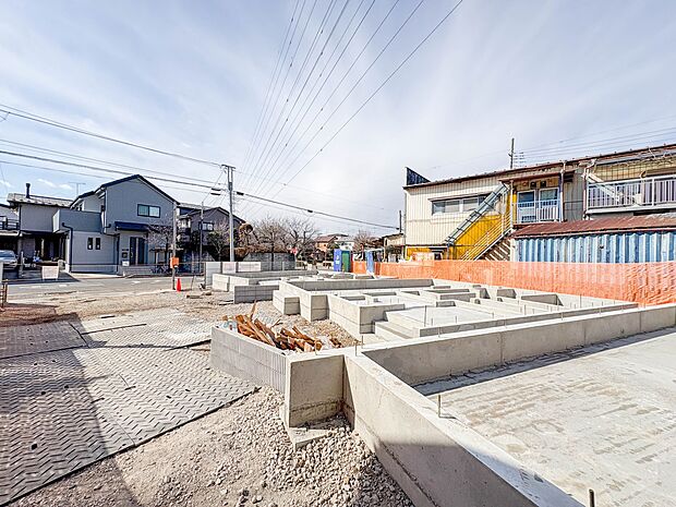 3号棟【外観】堂々たる趣ながら、主張し過ぎずどこか余裕を感じさせるシャープなフォルムで佇む邸宅は、晴天の空と照らし合わせる事で、本来あるべき完成形の姿を見せてくれます。