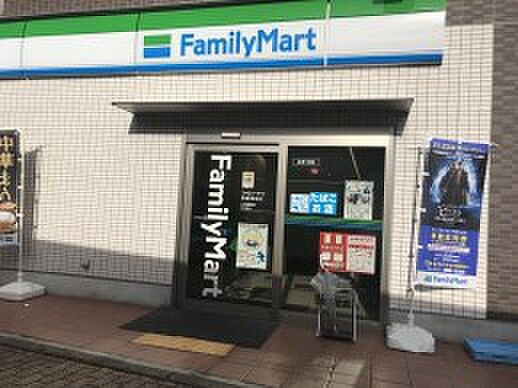 コンビニ 660m ファミリーマート東浦和三丁目店(ファミリーマートの強さは、少量のお惣菜を売るファミデリカとドラッグストアと組んだコラボ。サラダを中心にしたヘルシー食材が充実のコンビニです…