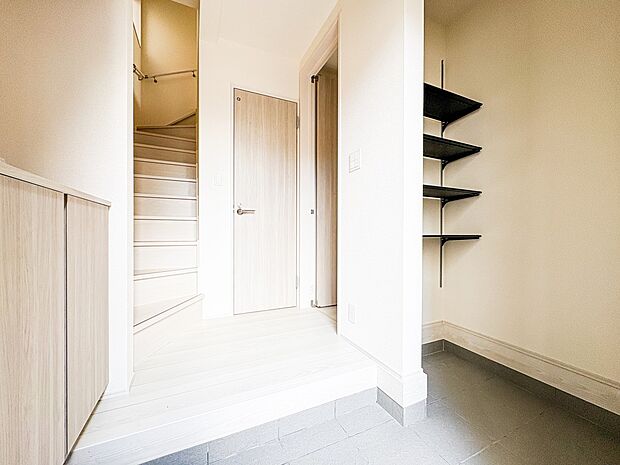 【玄関】大型のシューズボックスには靴やブーツ、サンダルはもちろん、ハンカチや手袋、バック類などのお出かけ用品、印鑑や朱肉なども収納可能です。