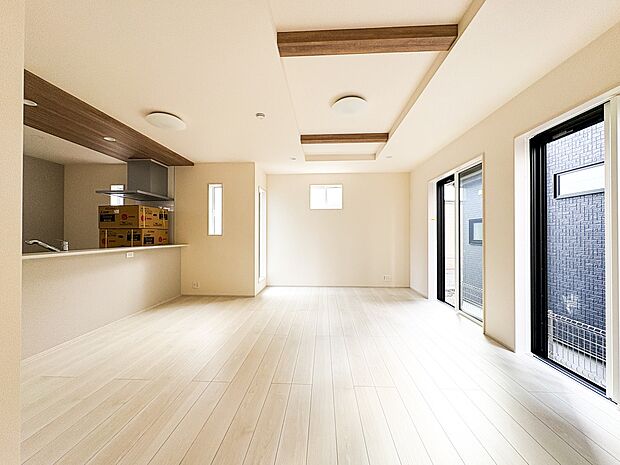 【LDK】シンプルなデザインの家は風情がある。住む人のこだわりを感じる。外観も内装もいたってシンプル。居心地がよく、家事や趣味、子育てなどにも集中できる。家も人間も熟成するほどシンプルになっ…