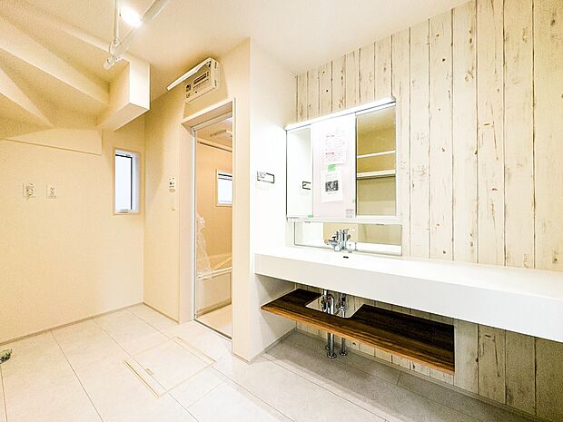 【洗面台】大きく見やすい三面鏡で清潔感ある洗面台は、身だしなみチェックや肌のお手入れに最適です。何かと物が増える場所だからこそ、スッキリと見映えの良い空間に拵えました。